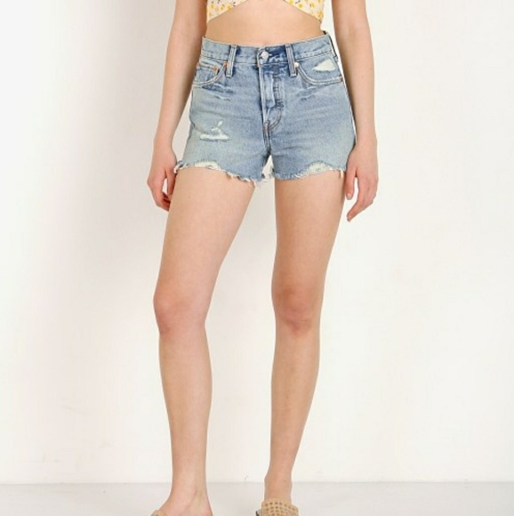 Levi's Wedgie Fit Shorts Out of the Blue Wash - Picture 4 of 8